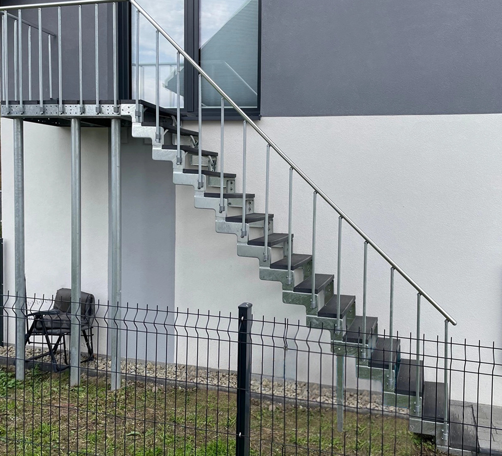 Gardentopove ravne stopnice srebrne stopnice vodijo iz hiše na vrt