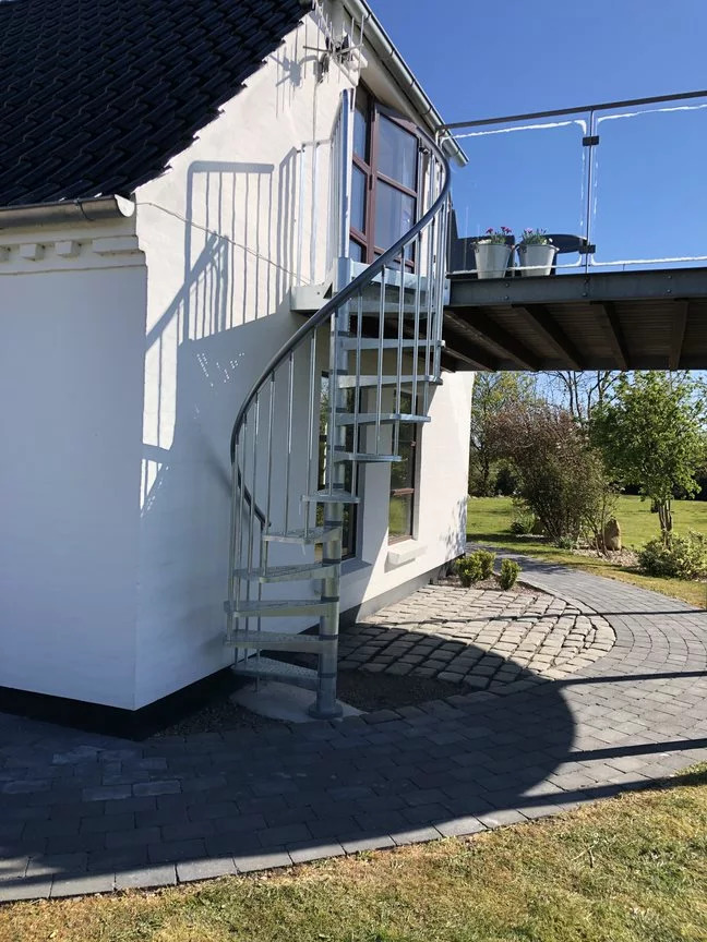 srebrne stopnice, ravne, s terase na vrt